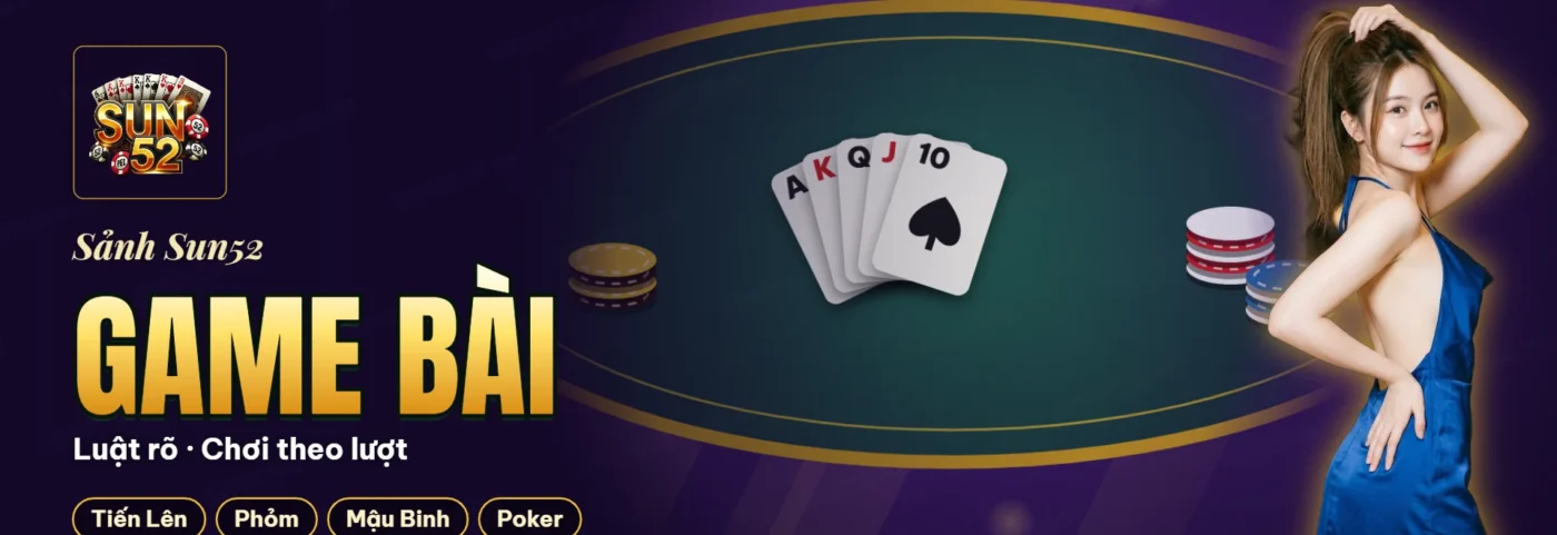 Bộ bài tây xếp trên mặt bàn chơi game bài với các lá bài úp và ngửa